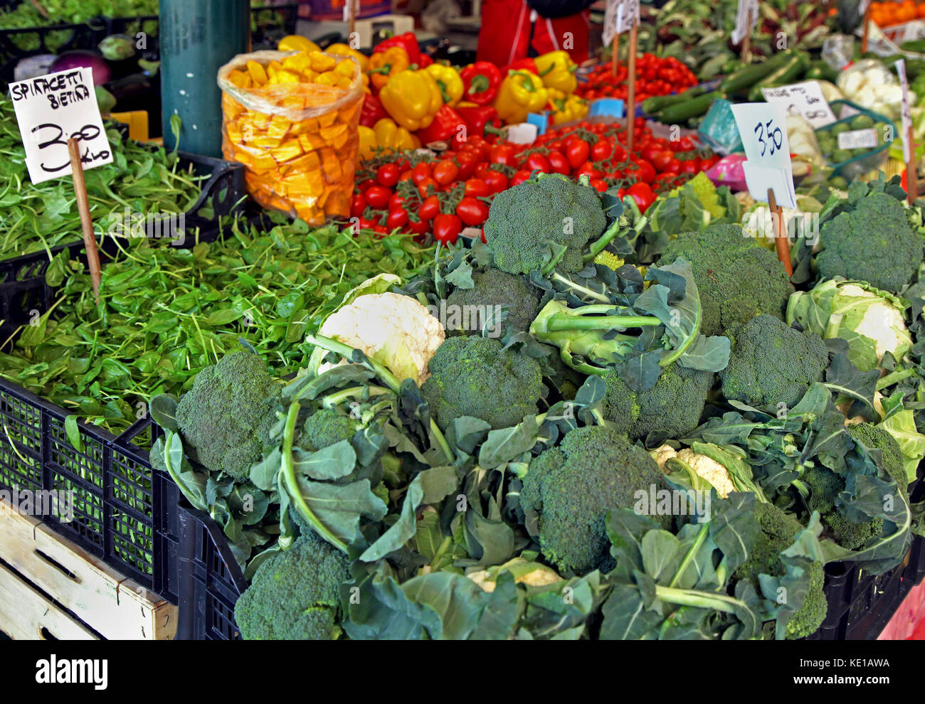Paprika broccoli market hi-res stock photography and images - Alamy