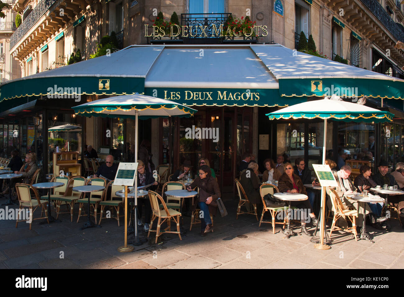 Cafe Les Deux Magots, Saint Germain des Pres, Paris, France Cafe Les Deux Magots, Saint Germain des Pres, Paris, Frankreich Stock Photo