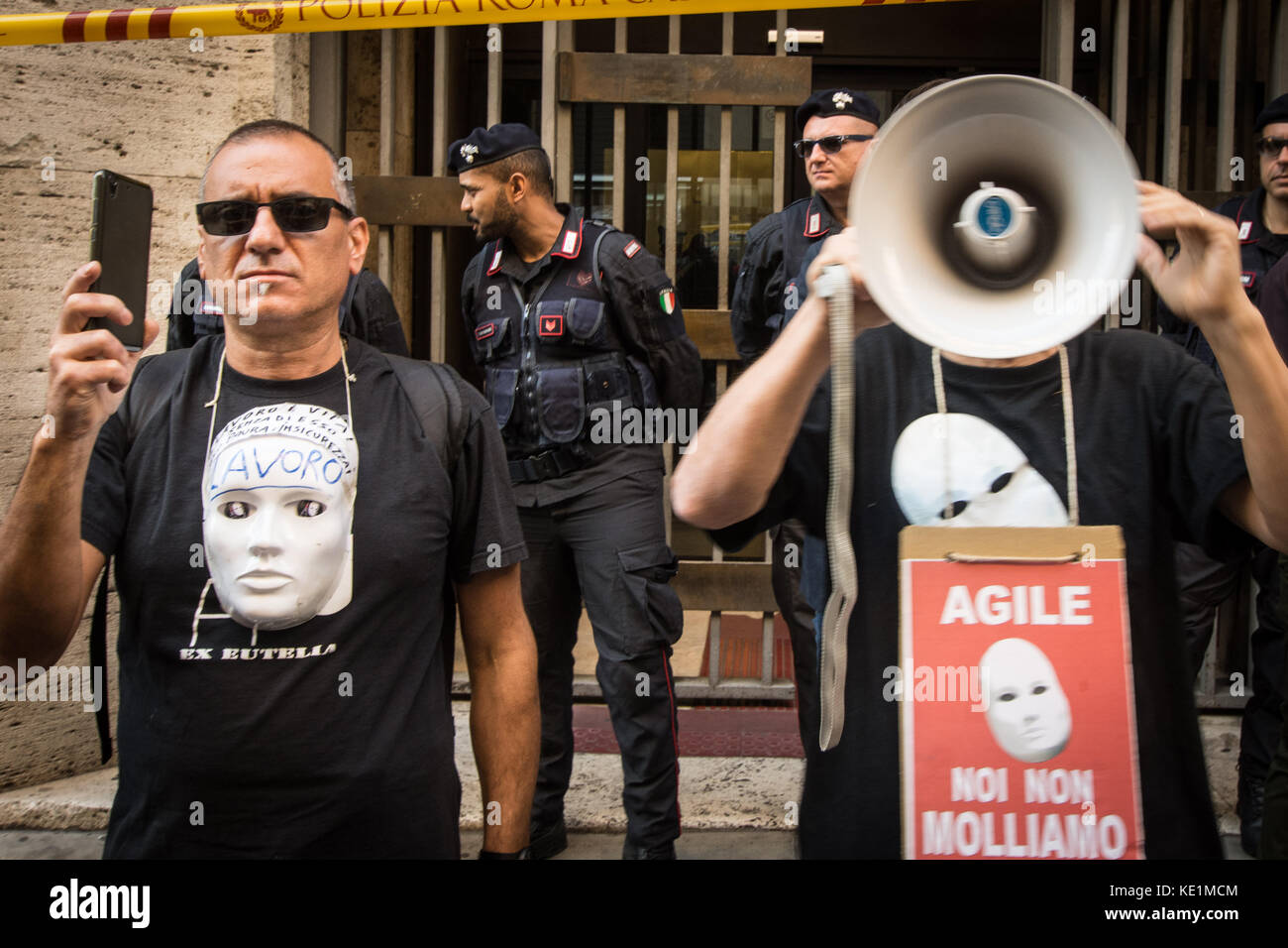 Rome, Italy. 17th Oct, 2017. Protest of the workers Sky, Agile-Eutelia ...