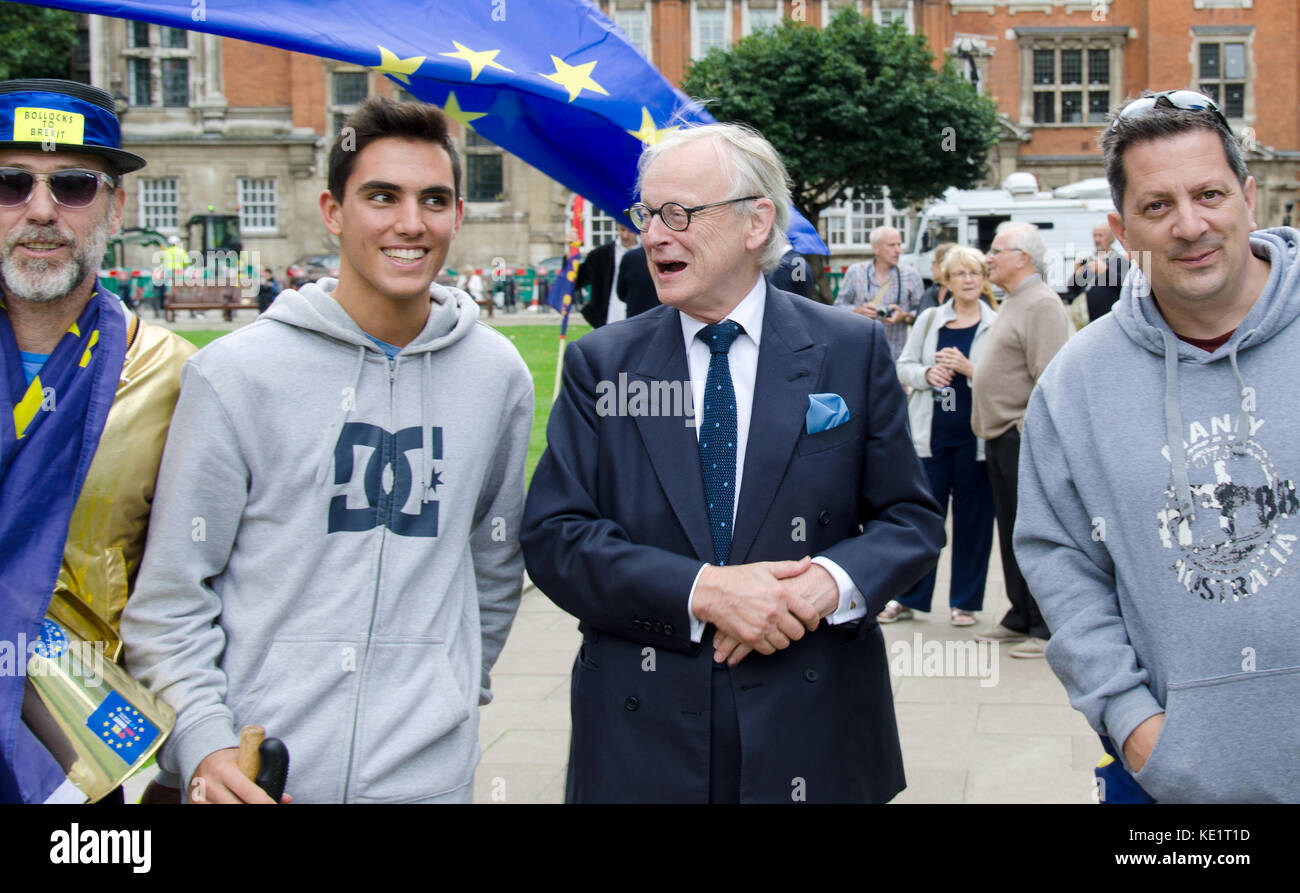 John Selwyn Gummer (Baron Deben) with pro-Europe / anti-Brexit campaigners on College Green, Westminster, as Parliament debates the EU Withdrawal Bill Stock Photo