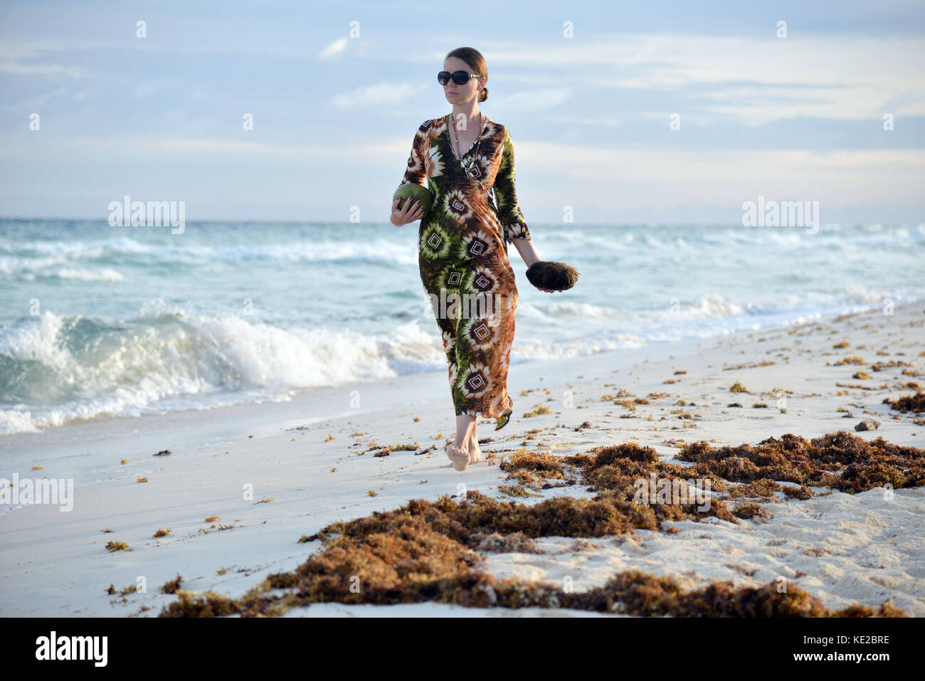 Women walking on beach hi-res stock photography and images - Alamy