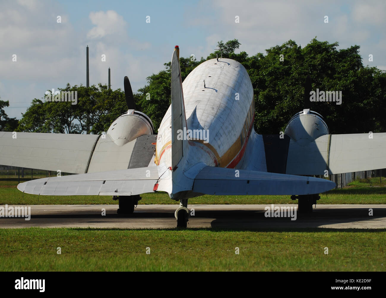 Old turboprop airplane seen from behind Stock Photo - Alamy