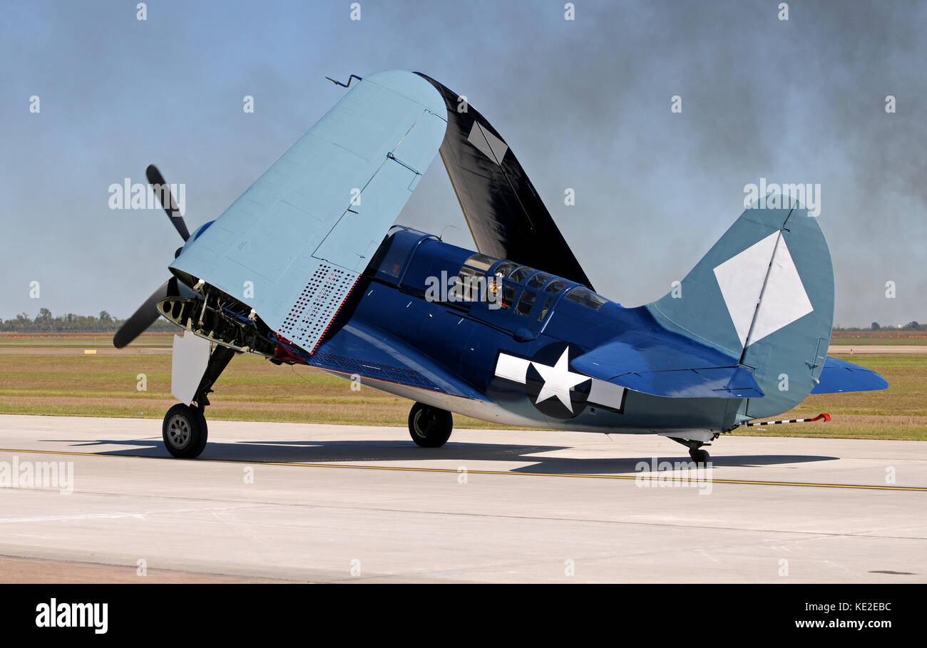 World War II era navy fighter airplane taxiing Stock Photo - Alamy