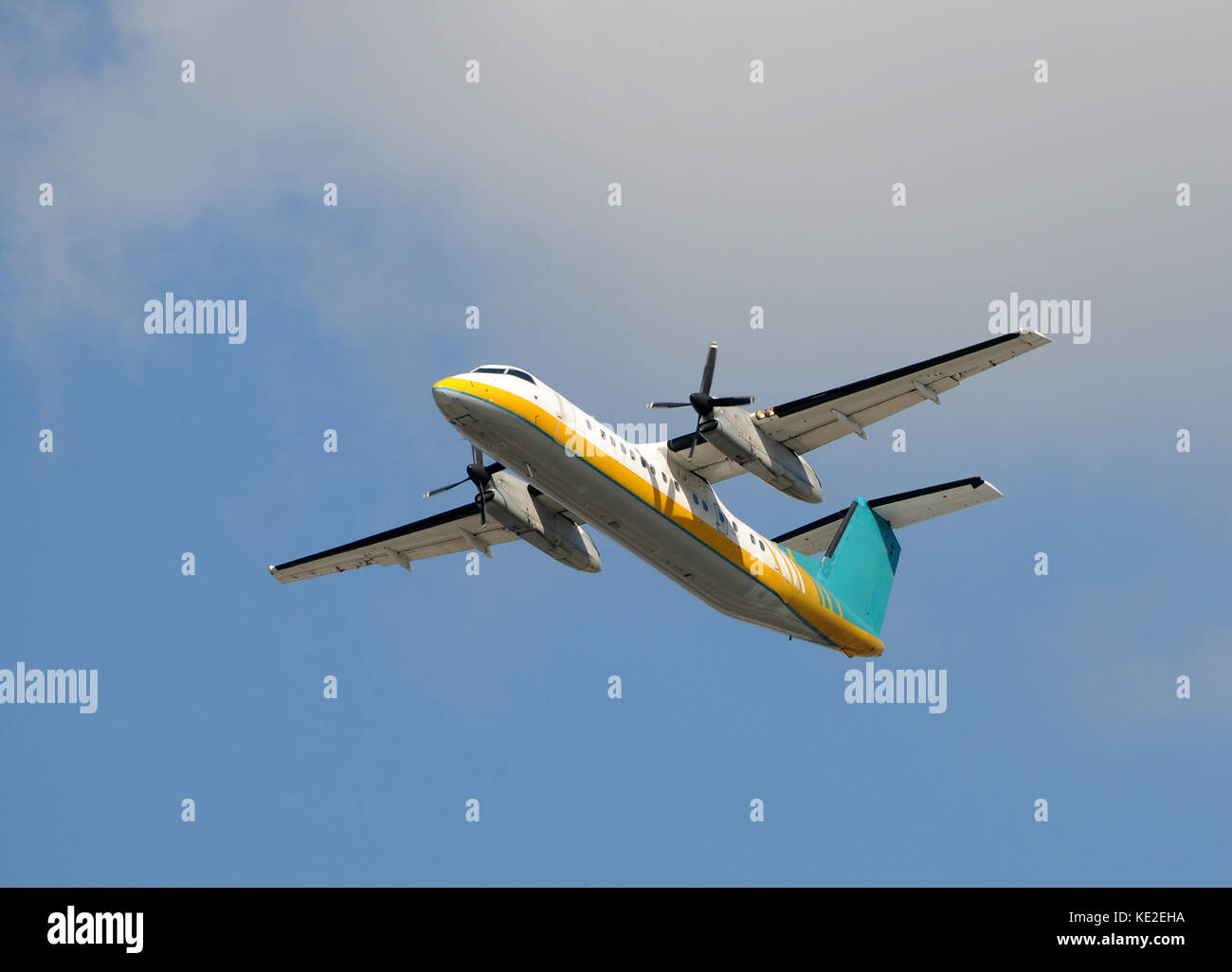 Turboprop airplane approaching in flight Stock Photo - Alamy