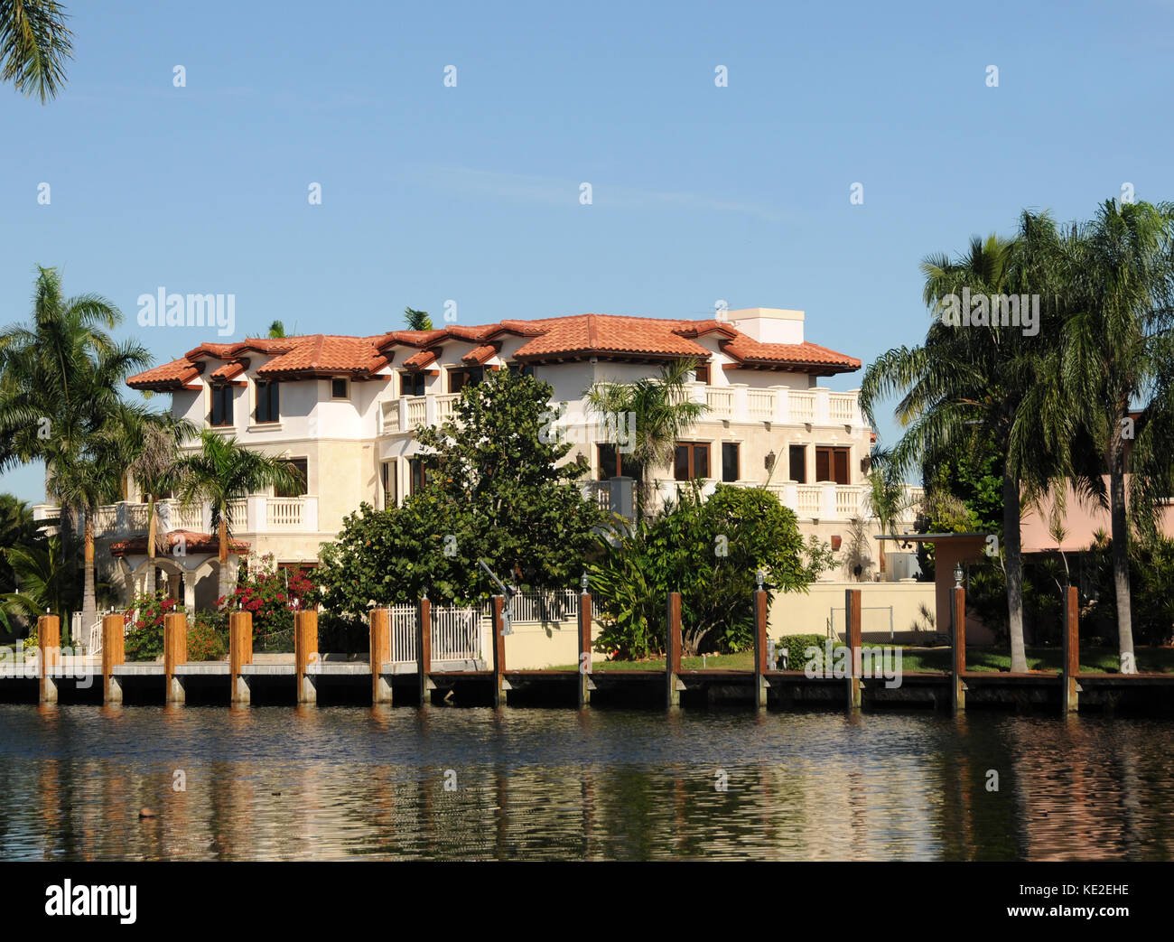 Modern luxury apartments in tropical Florida Stock Photo - Alamy