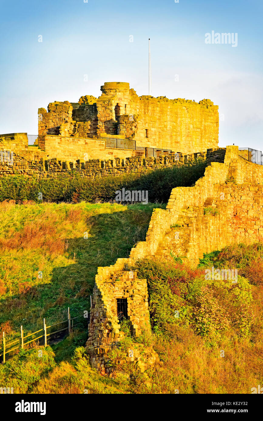 Tynemouth castle and walls just after sunrise Stock Photo Alamy