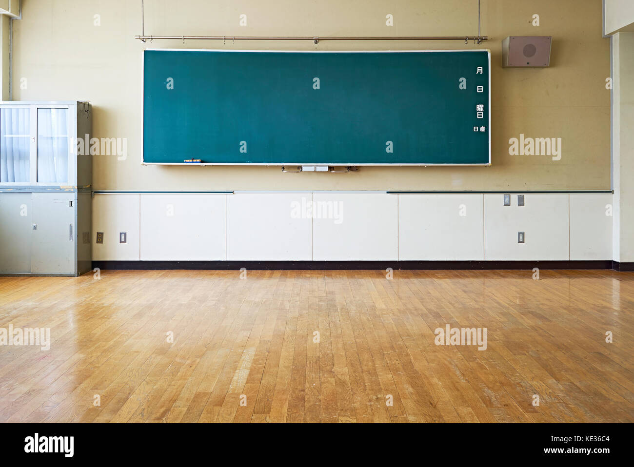 Blackboard in empty classroom Stock Photo - Alamy