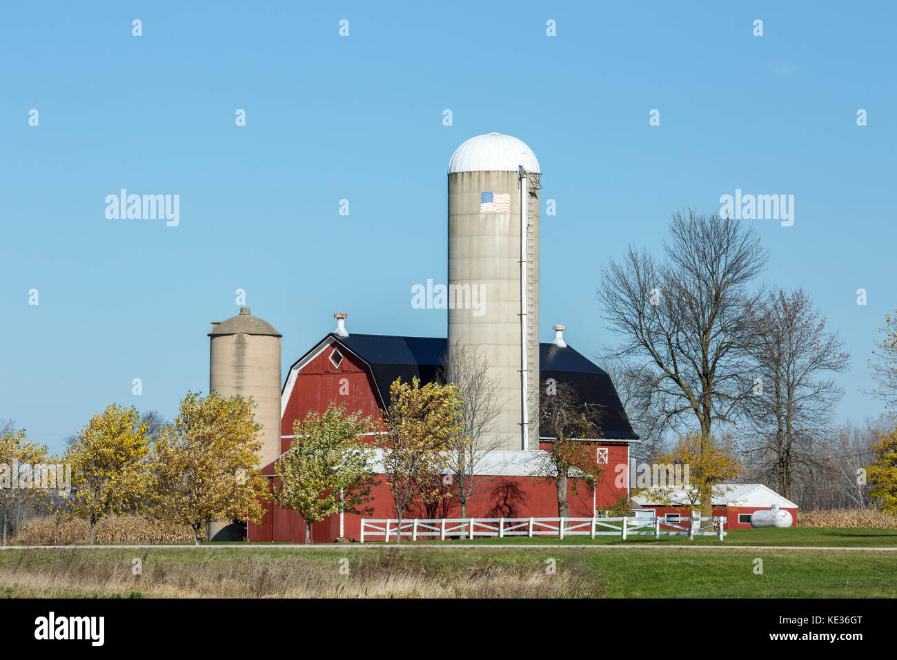 Red barn and silos, Peshtigo, Wisconsin, USA Stock Photo