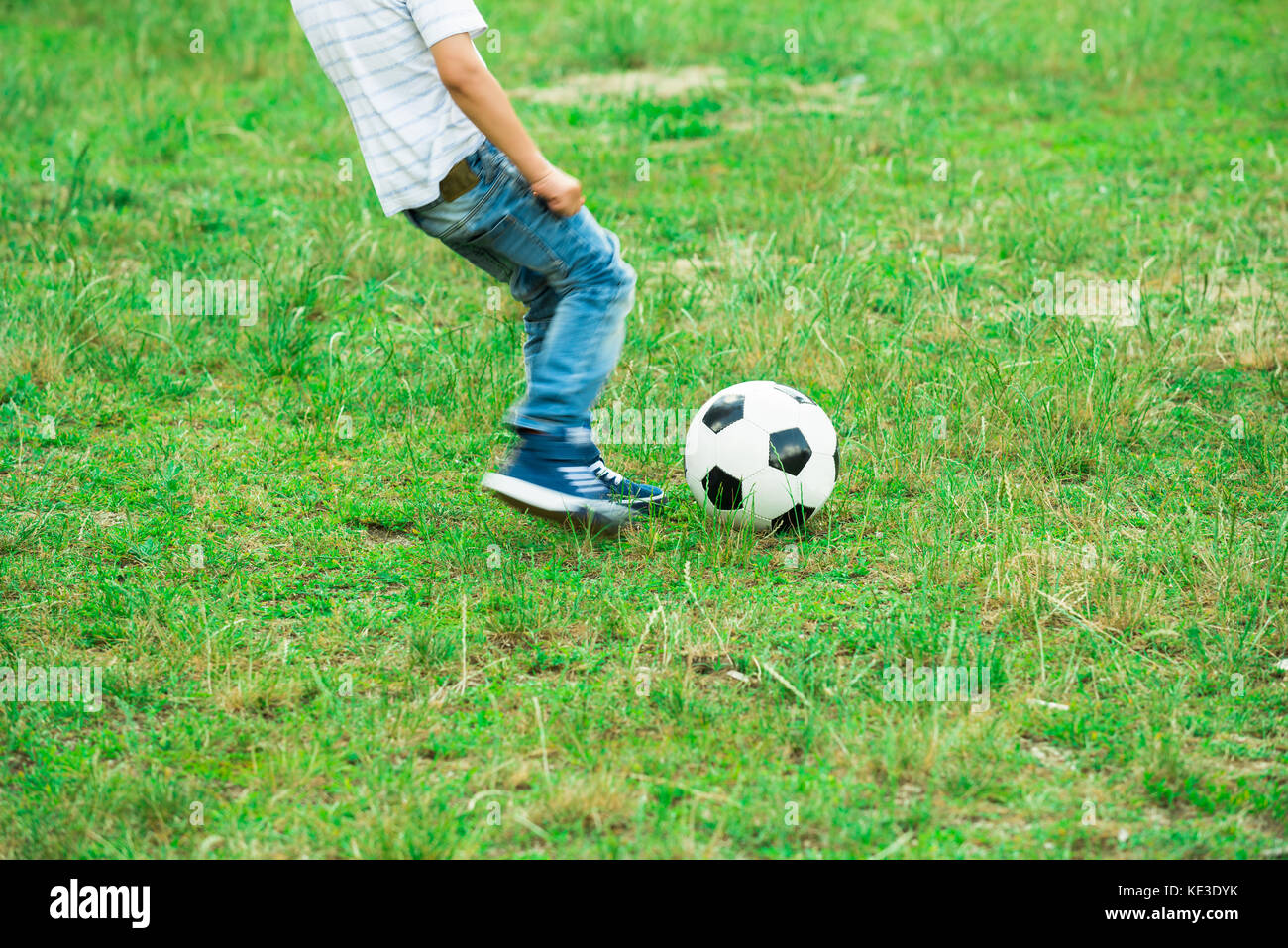 Ball boy in action hi-res stock photography and images - Alamy