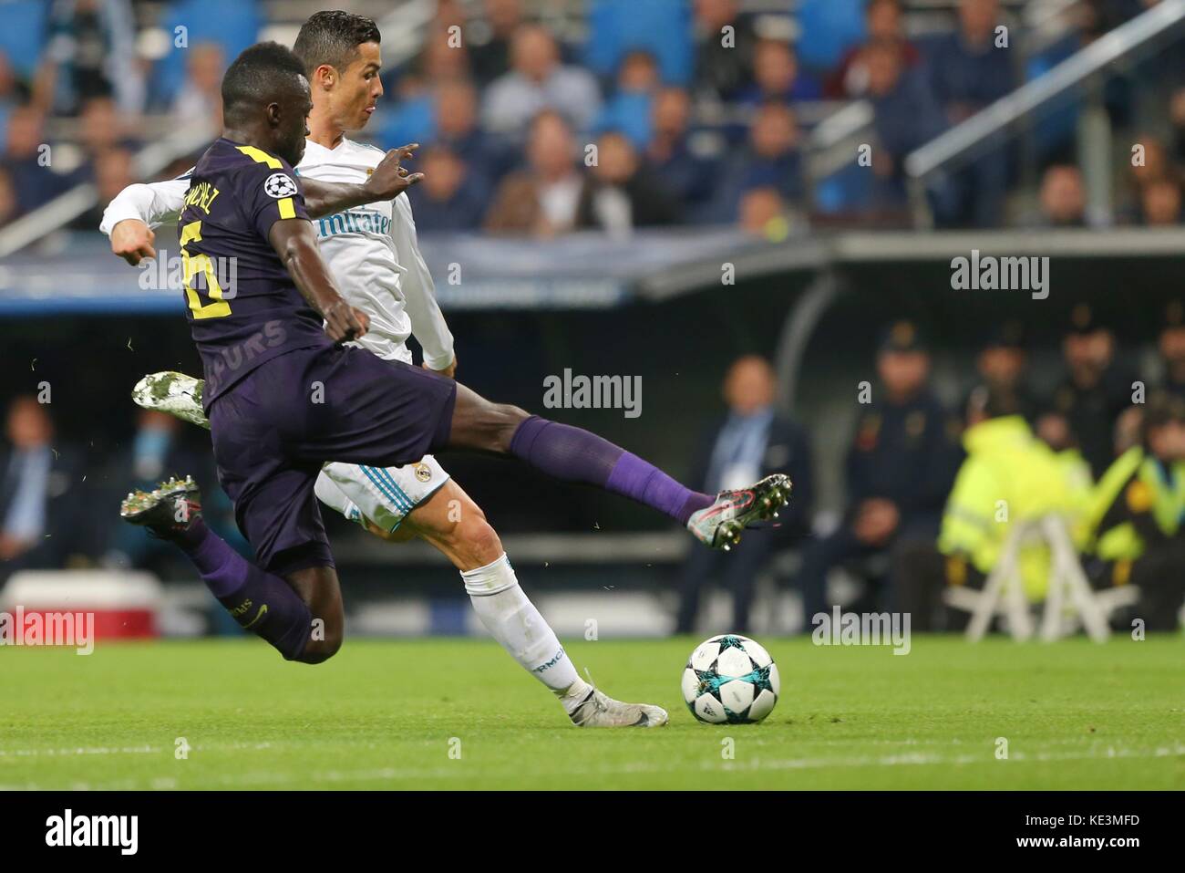 171018) -- MADRID, Oct. 18, 2017 (Xinhua) -- Cristiano Ronaldo (R