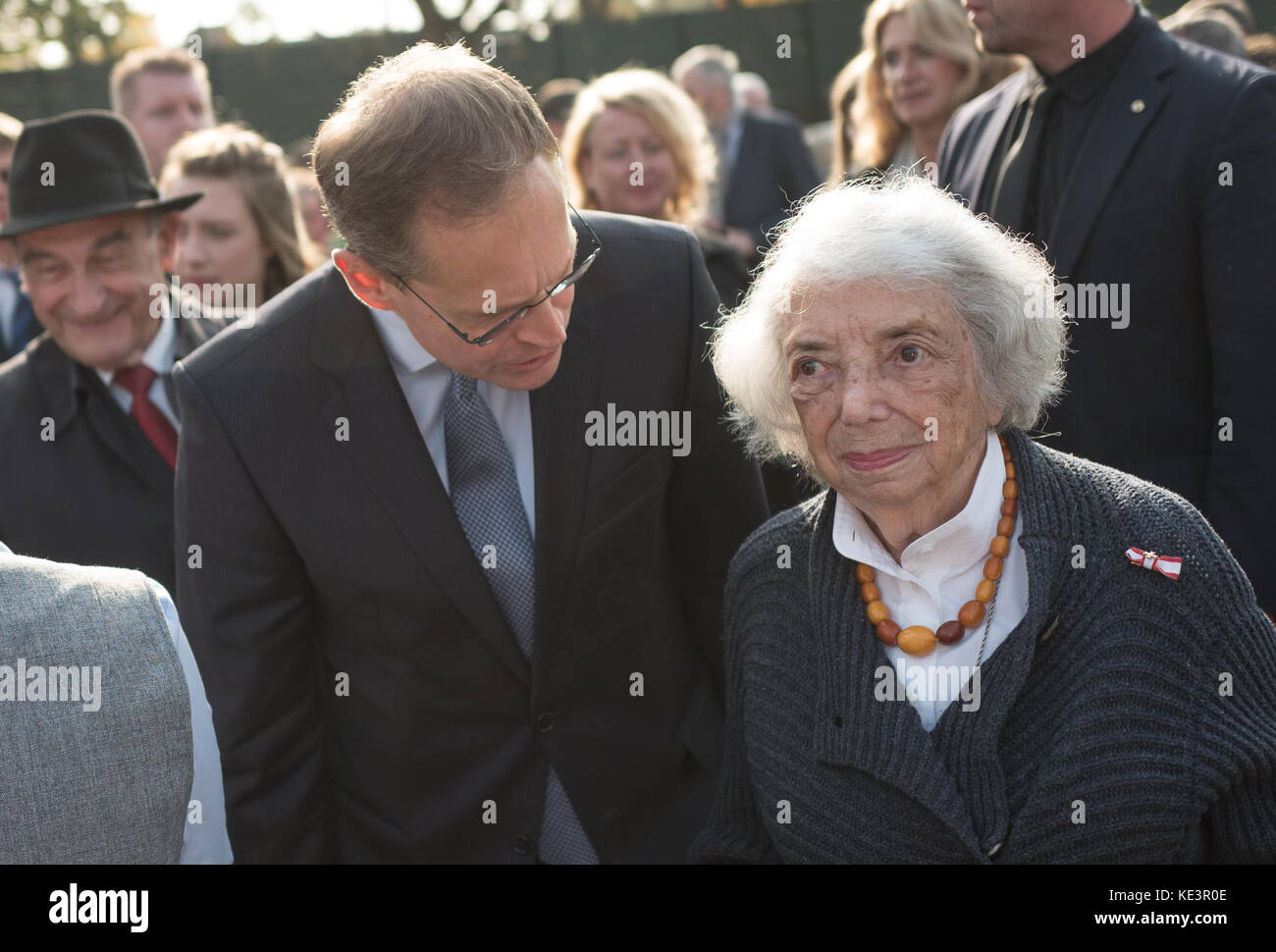 Berlin, Germany. 18th Oct, 2017. Berlin's mayor Michael Mueller from the Social Democratic Party of Germany (SPD) and the Holocaust survivor Margot Friedlaender commemorate the begin of the national socialist deportation of Berlin jews 76 years ago in Berlin, Germany, 18 October 2017. Credit: Jörg Carstensen/dpa/Alamy Live News Stock Photo