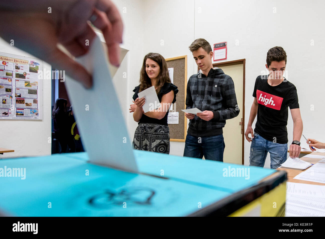 Hradec Kralove, Czech Republic. 03rd Oct, 2017. ***FILE PHOTO*** Student elections in Hradec Kralove, Czech Republic, on October 3, 2017. Students try how to vote. Czech general elections 2017 will be held on October 20-21. Credit: David Tanecek/CTK Photo/Alamy Live News Stock Photo