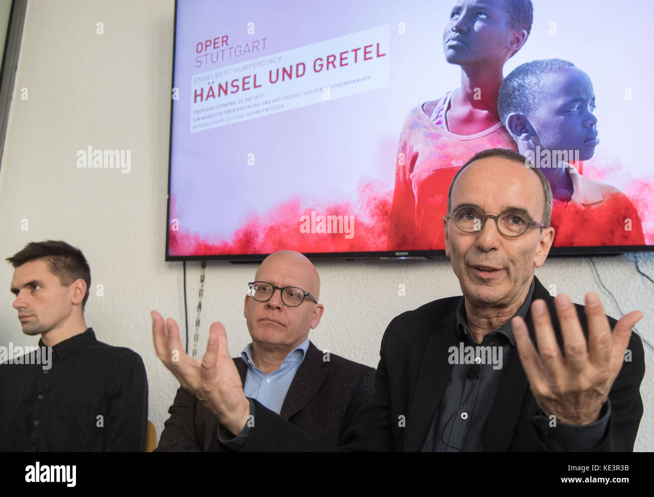 Stuttgart, Germany. 18th Oct, 2017. Artistic director of the Stuttgart opera, Jossi Wieler (r-l), speaking during a press conference of the opera, beside head dramaturge Sergio Morabito and Ilya Shagalov (editor) in Stuttgart, 18 October 2017. Stuttgart opera is shaken about the extended domiciliary arrest of the Russian director K. Serebrennikow. Serebrennikow's idea of a 'Hansel and Gretel' play will be realised by the Suttgart opera on 22 October 2017. Photo: Marijan Murat/dpa Credit: dpa picture alliance/Alamy Live News Stock Photo