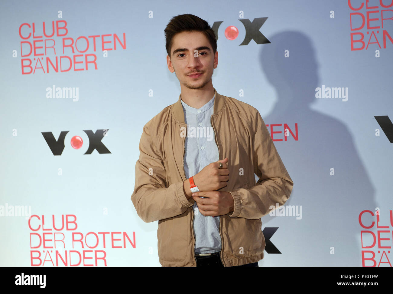 Cologne, Germany. 18th Oct, 2017. Actor Ivo Kortlang poses for a photo