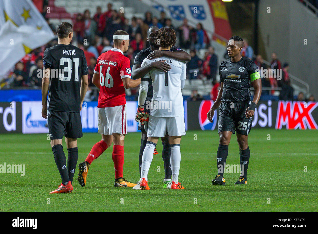 October 18, 2017. Lisbon, Portugal. Manchester United's forward from Belgium Romelu Lukaku (9) and Benfica's goalkeeper from Belgium Mile Svilar (1) during the game of the 3rd round of the UEFA Champions League Group A, SL Benfica v Manchester United FC Credit: Alexandre de Sousa/Alamy Live News Stock Photo