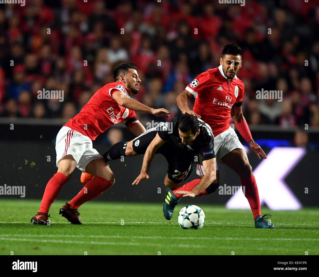 Manchester United manager Jose Mourinho, Henrikh Mkhitaryan and the bench  celebrate victory at full time of the UEFA Europa League Final at the  Friends Arena in Stockholm, Sweden Stock Photo - Alamy