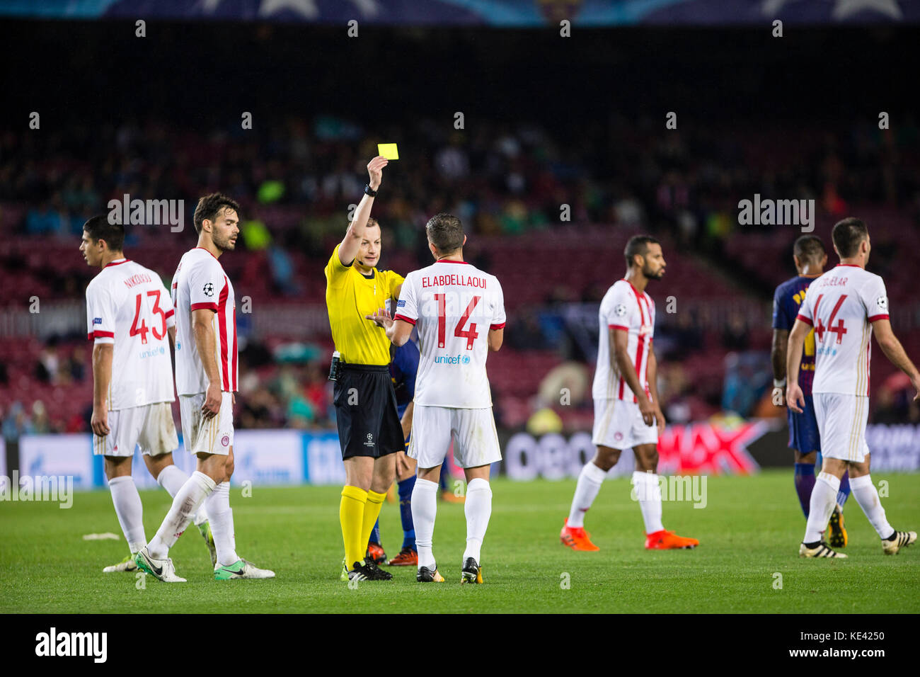 SPAIN - 18th of October: The referee, William Collum shows the yellow card to Omar Elabdellaoui during the match between FC Barcelona against Olympiacos, for the round 3 of the Liga Santander, played at Camp Nou Stadium on 18th October 2017 in Barcelona, Spain. (Credit: Urbanandsport/Gtres Online) Credit: Gtres Información más Comuniación on line, S.L./Alamy Live News Stock Photo