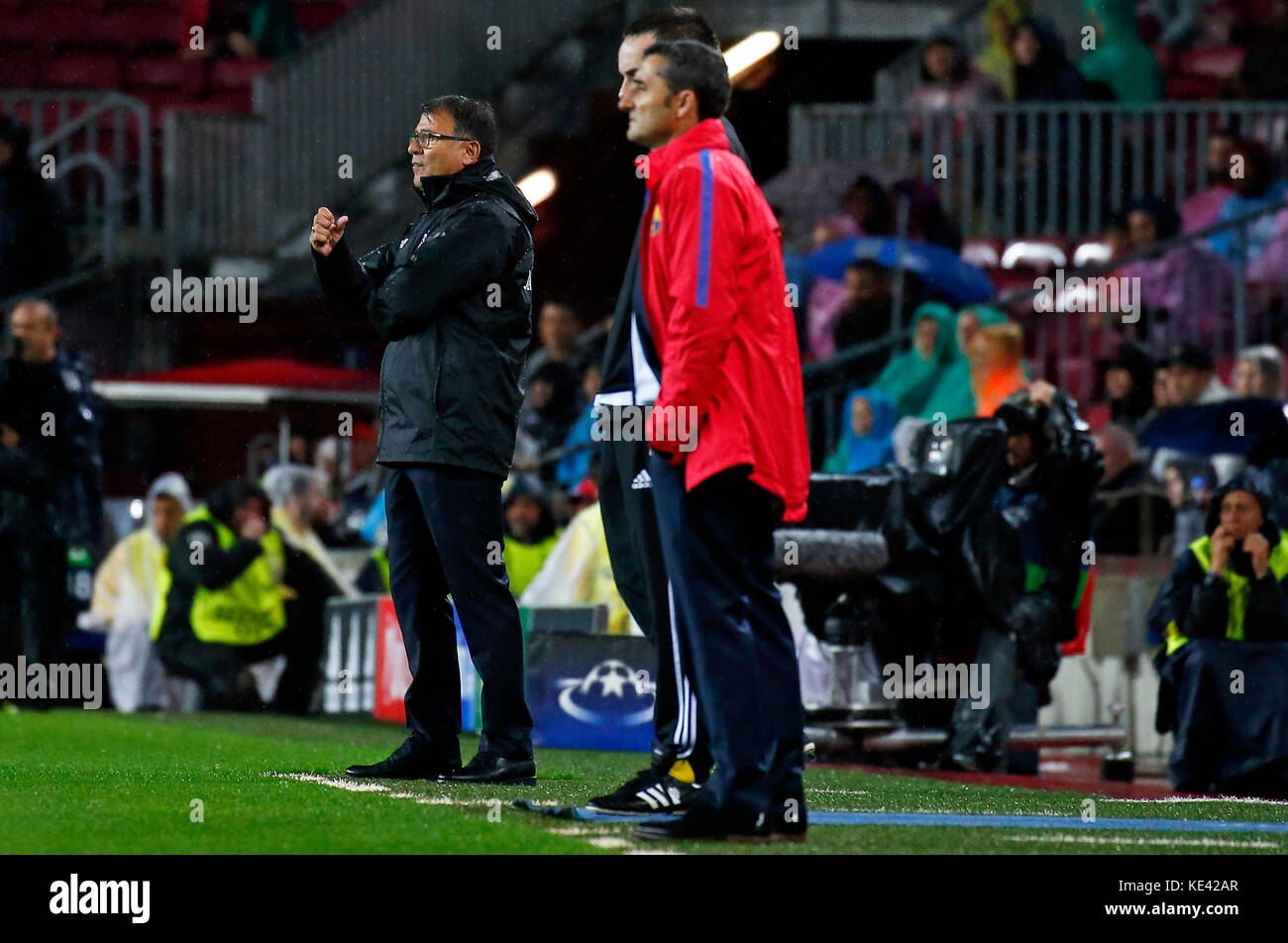 Barcelona, Spain. 18th Oct, 2017. Takis Lemonis and Ernesto Valverde ...