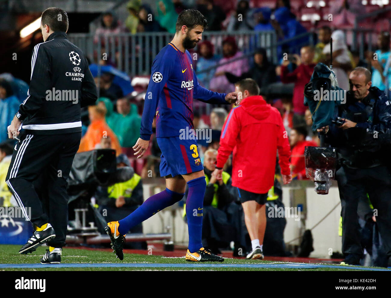 Barcelona, Spain. 18th Oct, 2017. Gerard Pique is send off during the match between FC Barcelona v Olympiakos, corresponding to the Champions League, on october 18, 2017. Credit: Gtres Información más Comuniación on line, S.L./Alamy Live News Stock Photo