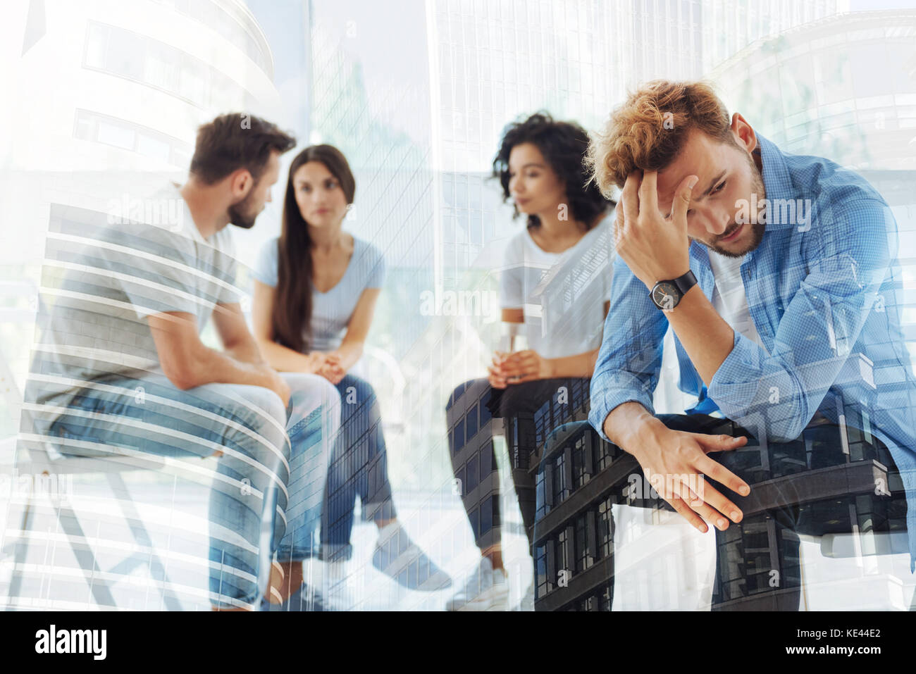 Сидит у стены. Большие пальцы вверх герои. Молодая пара. Парень обнимает подушку. Как называется женщина которая содержит мужчину.