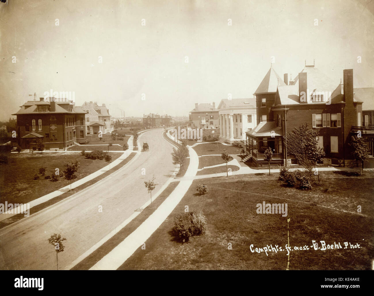 View looking east on Hawthorne Boulevard from Grand Avenue in the Compton Heights subdivision 
