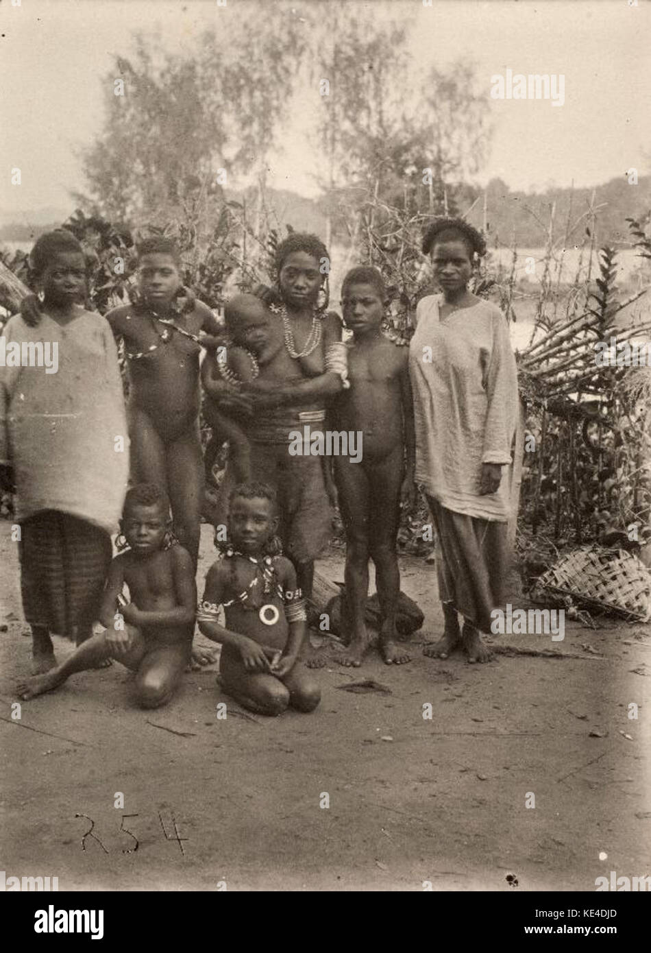 Group portrait women children hi-res stock photography and images - Alamy