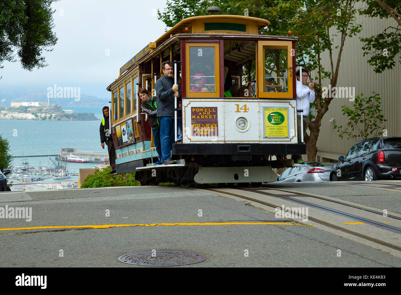 USA San Francisco Cable car 14 line 60 powelll hyde line on the crest of hyde street on top of Russian Hill Stock Photo