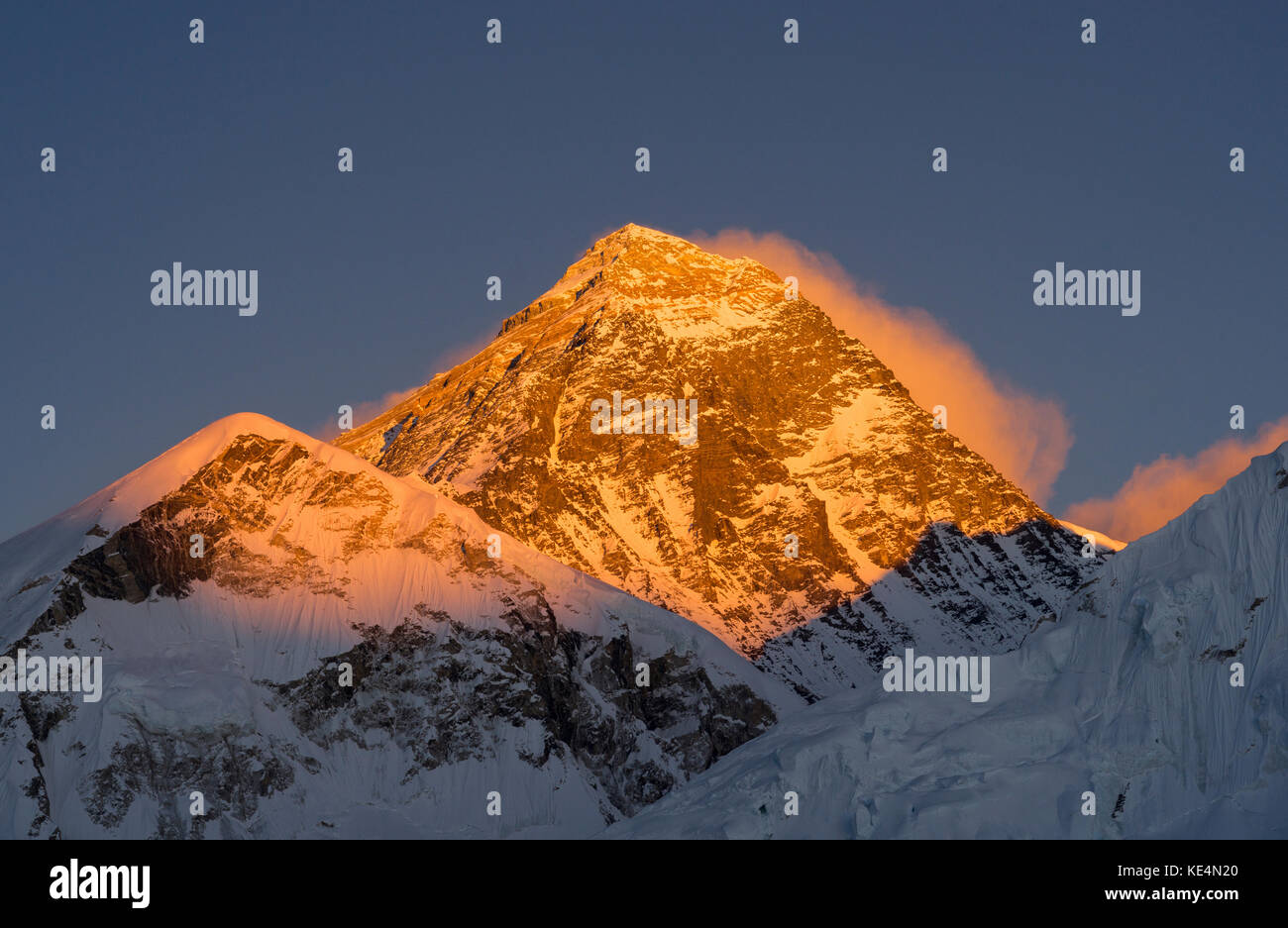 Everest Summit Or Peak At Sunset Or Sunrise Everest Base Camp Trek everest-summit-or-peak-at-sunset-or-sunrise-everest-base-camp-trek