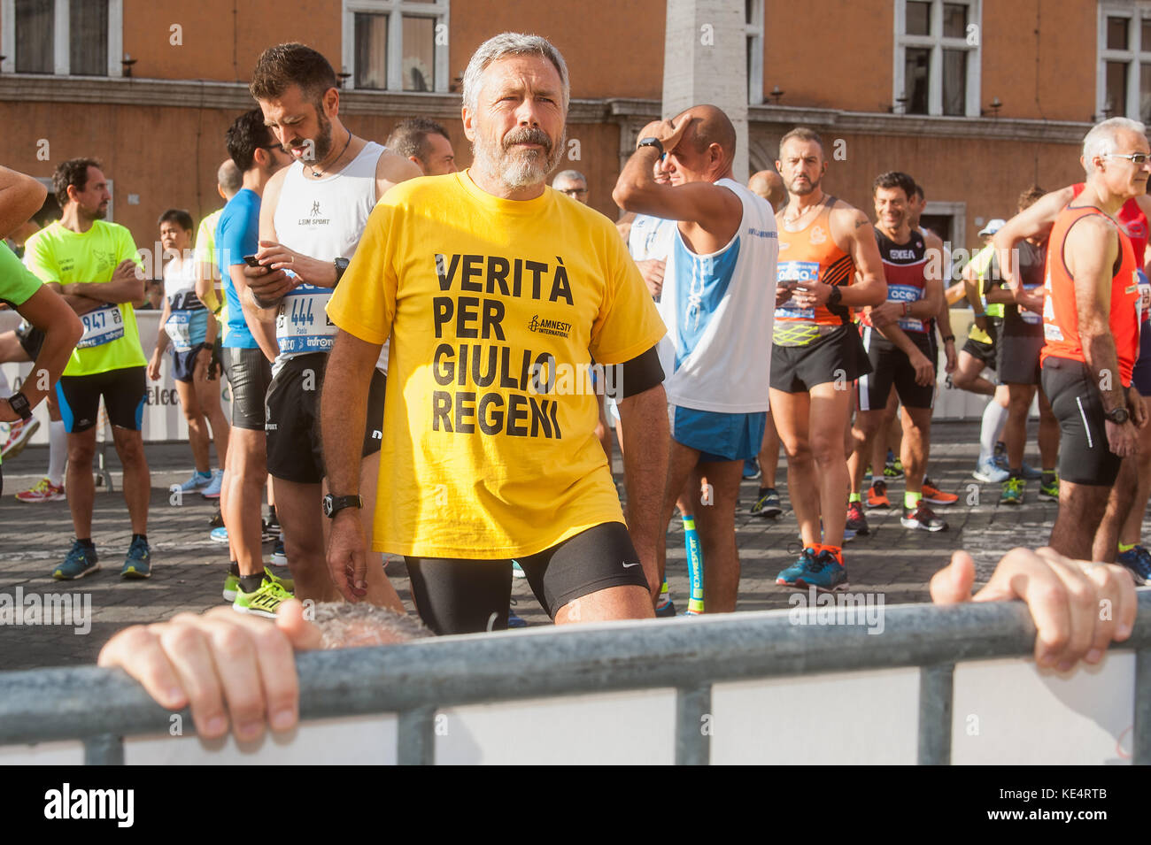 A runner with a shirt that said "truth for Giulio Regeni" before start