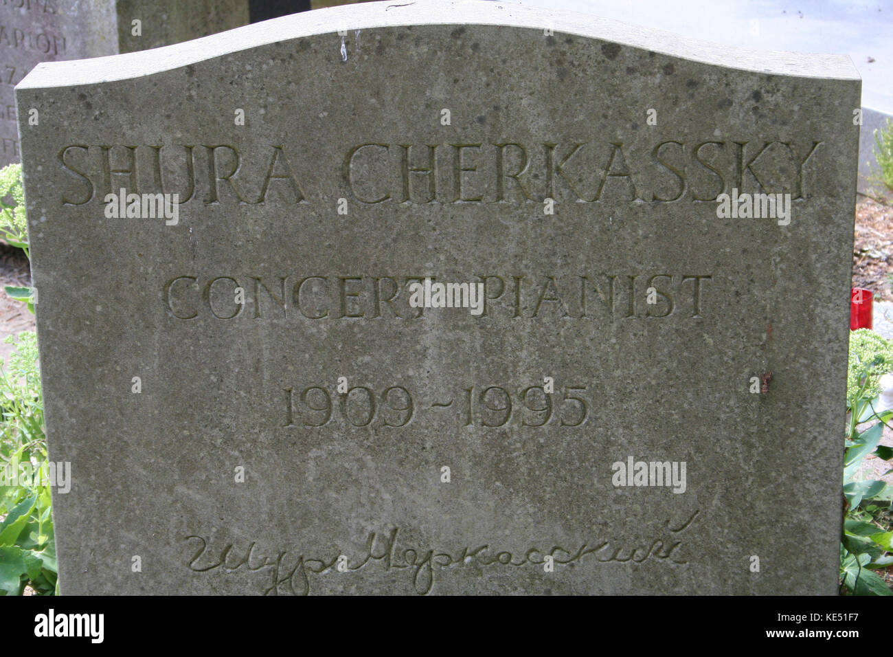 Shura Cherkassky 's gravestone at Highgate Cemetery 7 October  1909 - 27 December  1995 Stock Photo