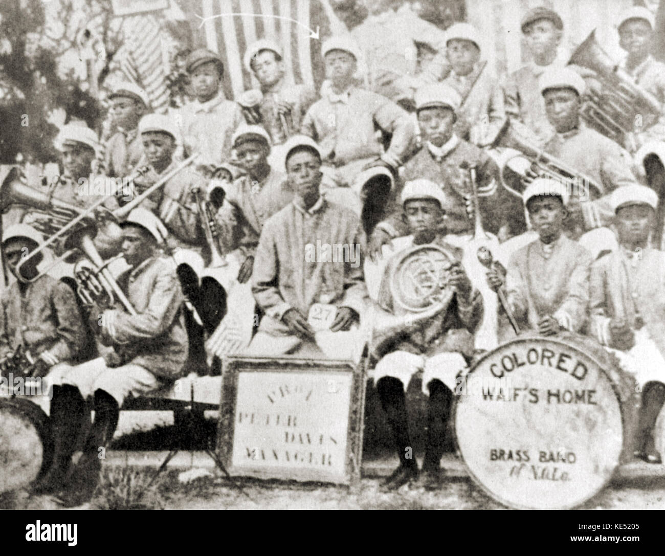 The Colored Waif 's Home Brass Band - Louis Armstrong (middle of top row, with arrow pointing to him) around age 11. Armstrong: American jazz musician,  4 August 1901 – 6 July 1971.  Satchmo. Stock Photo