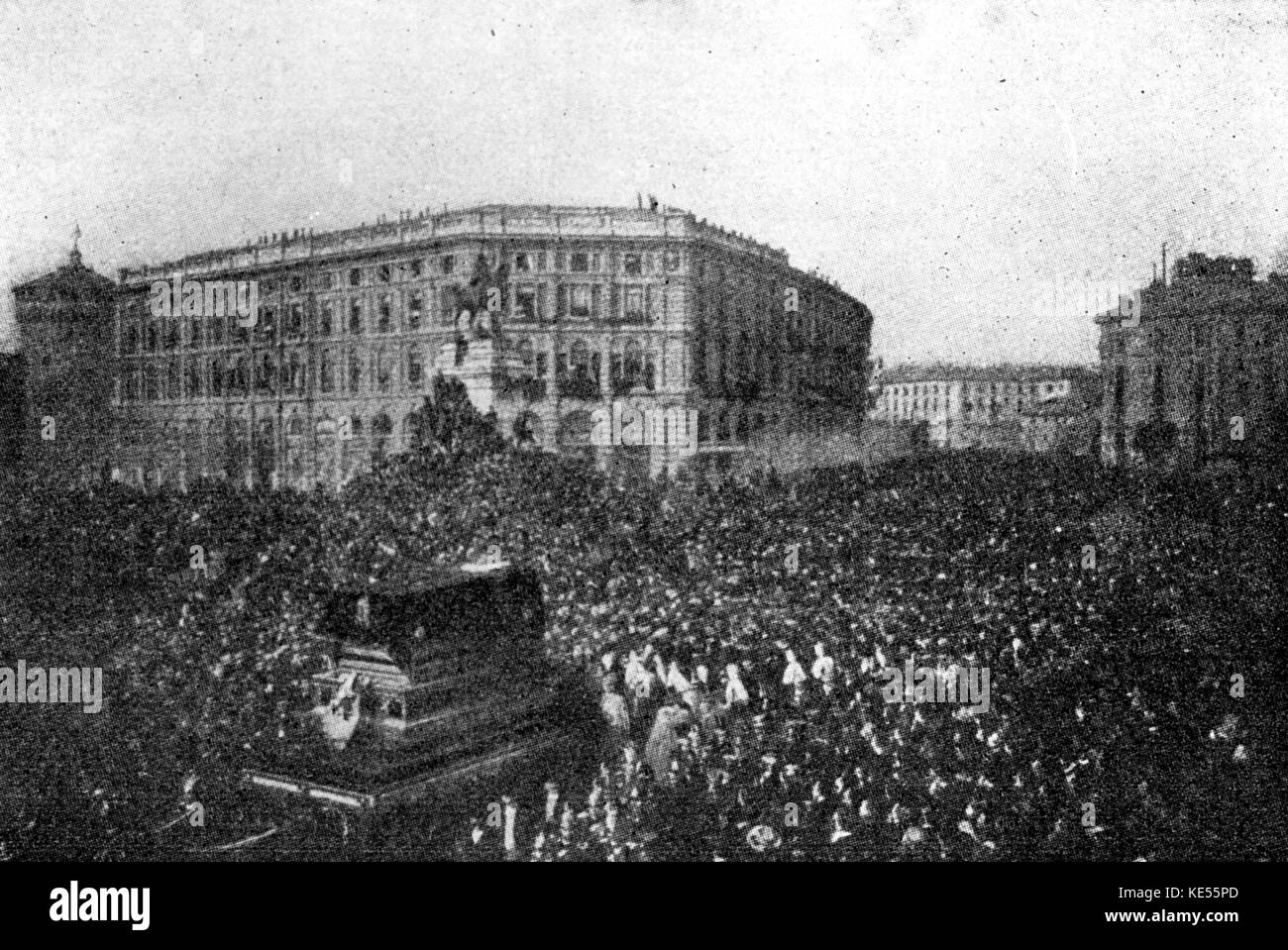 Giuseppe Verdi 's body is moved from Cimetero Monumentale to the Casa di Riposo. Crowds at Milan, 27 February 1901. GV: Italian composer,  9 or 10 October 1813 - 27 January 1901. Stock Photo