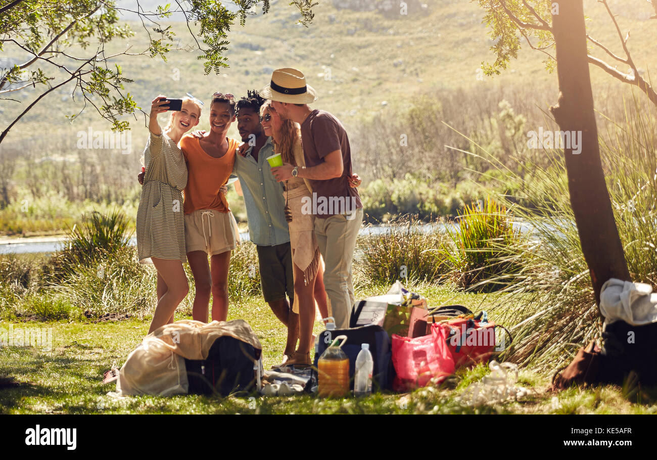 Young friends smiling taking hi-res stock photography and images - Alamy