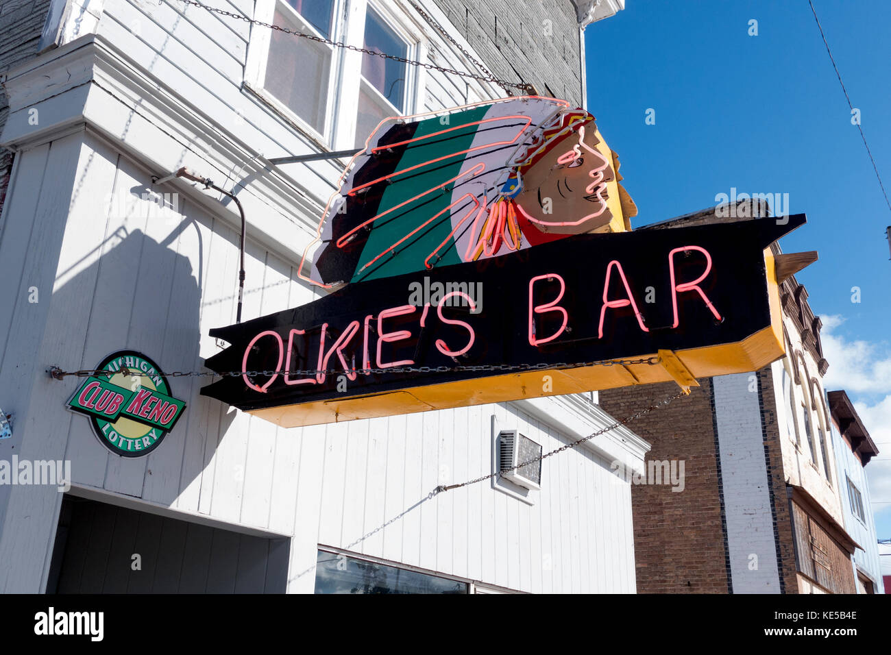 Neon sign of Hiawatha's head with full Native American headdress above the sign for Olkie's Bar. Ironwood Michigan MI USA Stock Photo