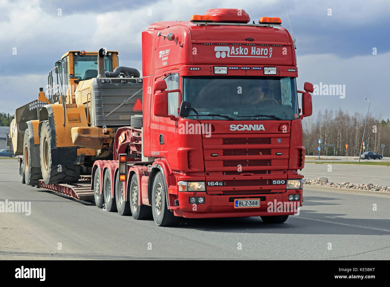 FORSSA, FINLAND - APRIL 23, 2016: Scania 164G transports heavy Volvo L350F  wheel loader as wide load in Forssa, Finland Stock Photo - Alamy