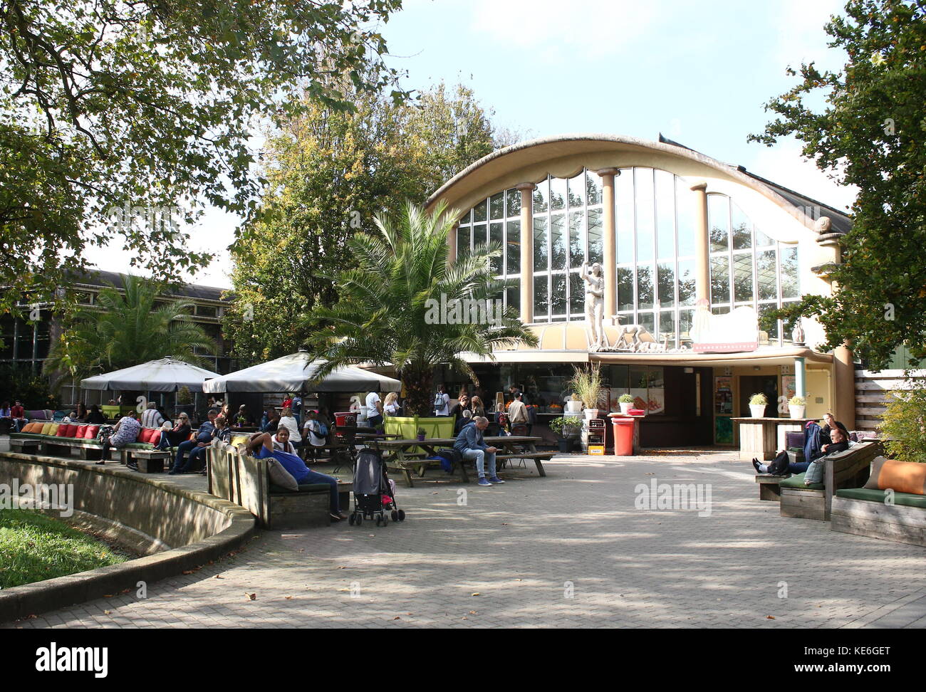 people-visiting-rotterdam-blijdorp-zoo-the-netherlands-old-entrance