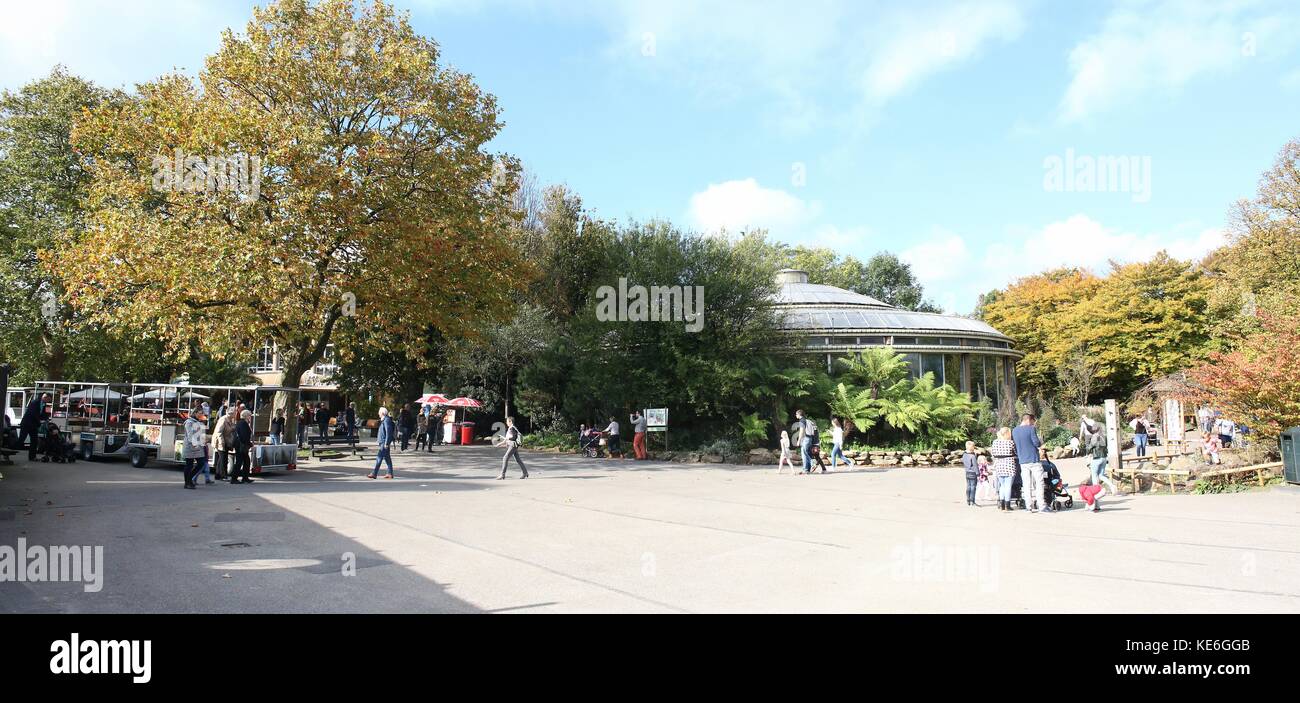 people-visiting-rotterdam-blijdorp-zoo-the-netherlands-old-entrance