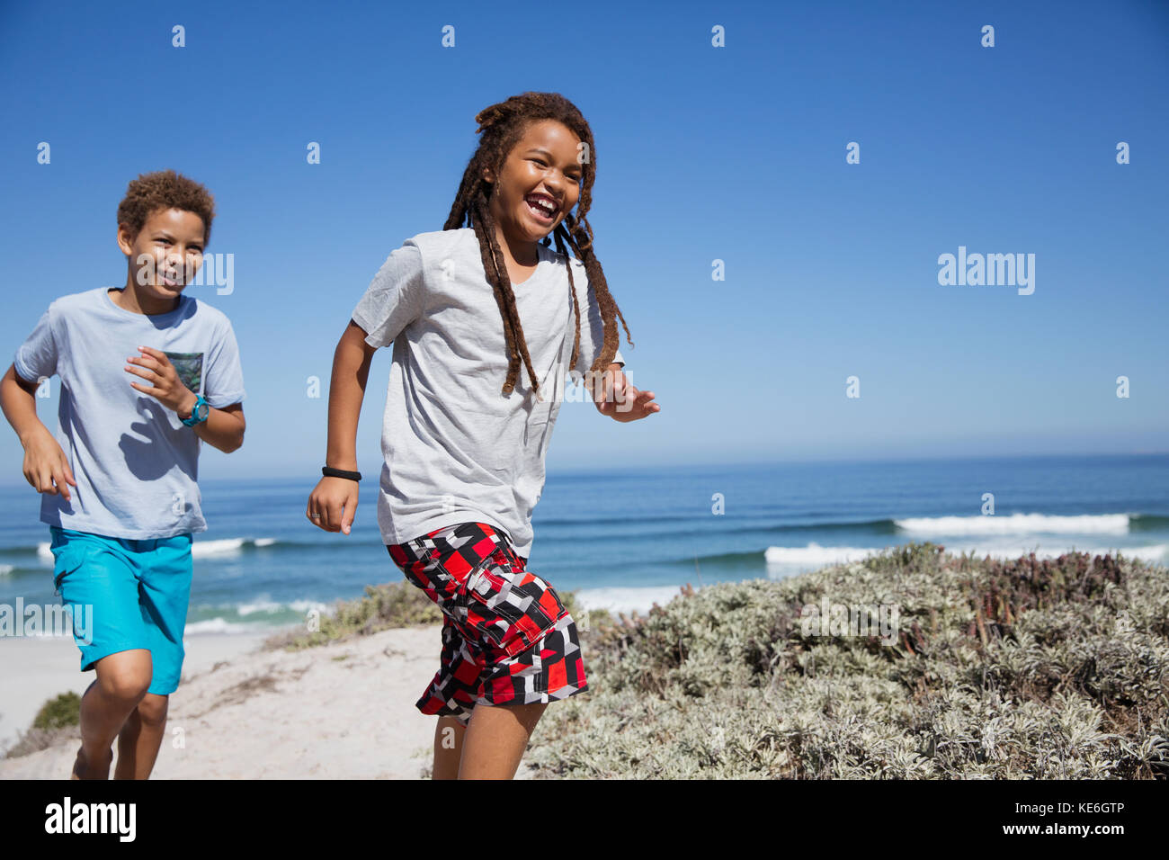 Happy family running on sunny hi-res stock photography and images - Alamy