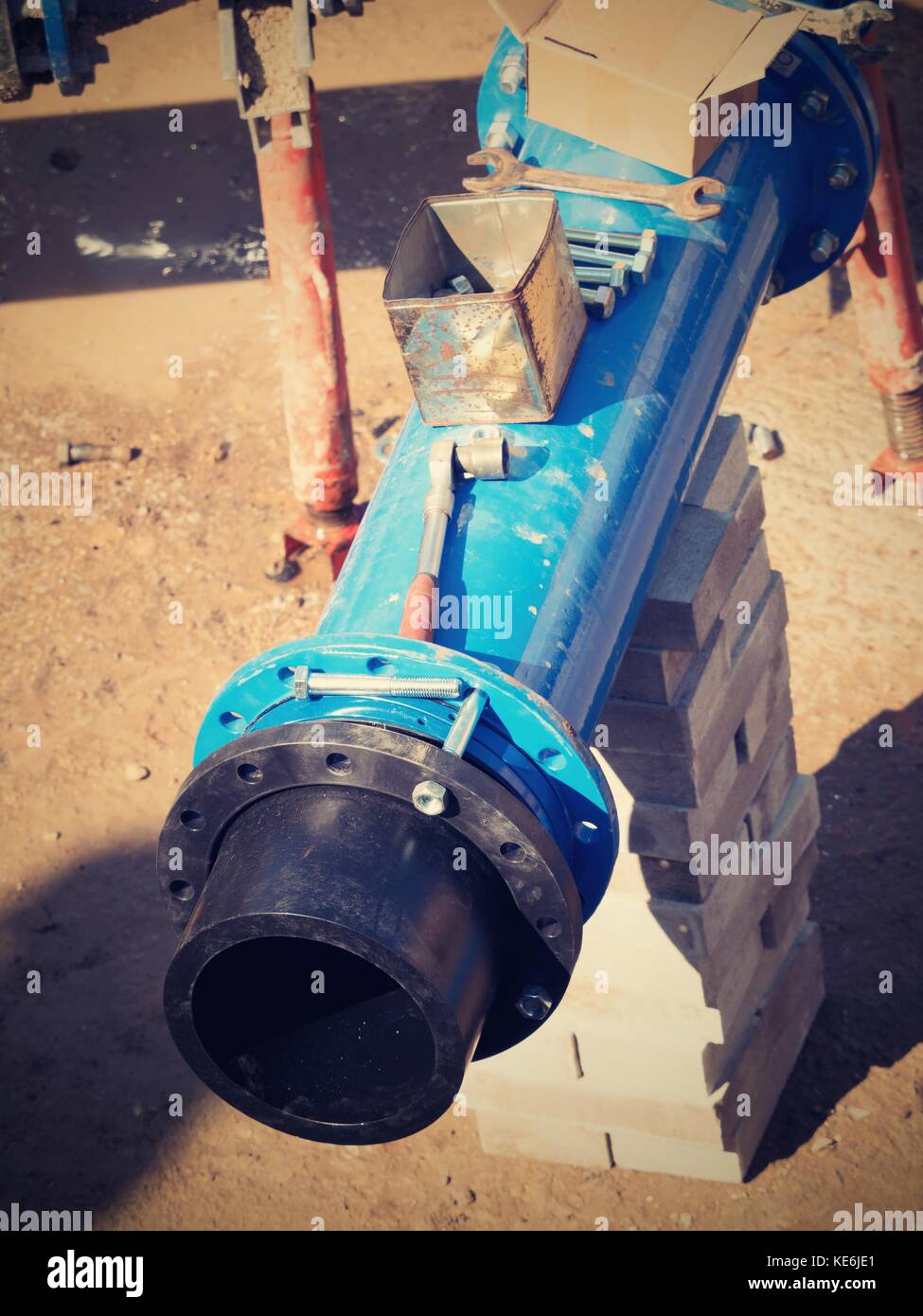 Connection HDPE pipe and main steel pipeline, gate valve.Welded plastic