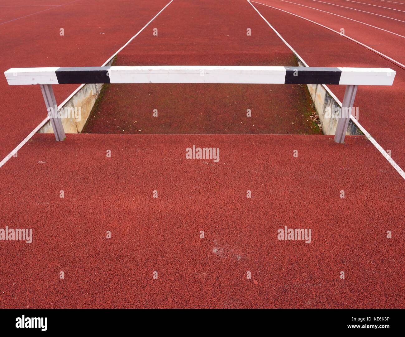 High Hurdle Hurdle Track Running Lane Wooden Hurdle On Red High