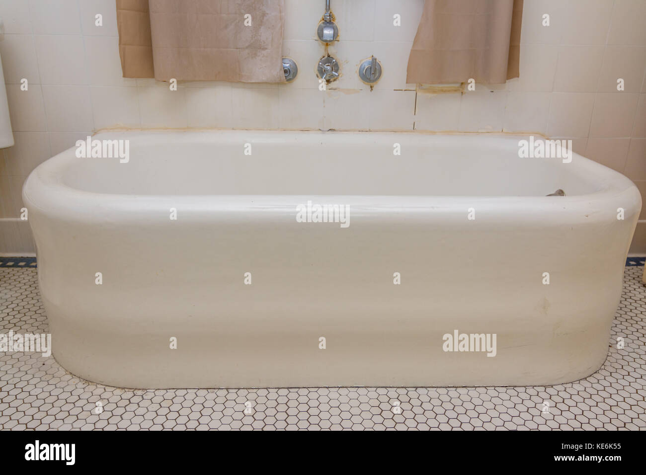 Vintage bathtub in American home in Kentucky USA Stock Photo Alamy