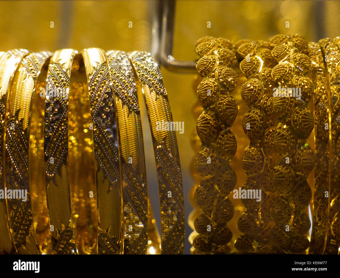 Gold chains shop Stock Photo - Alamy