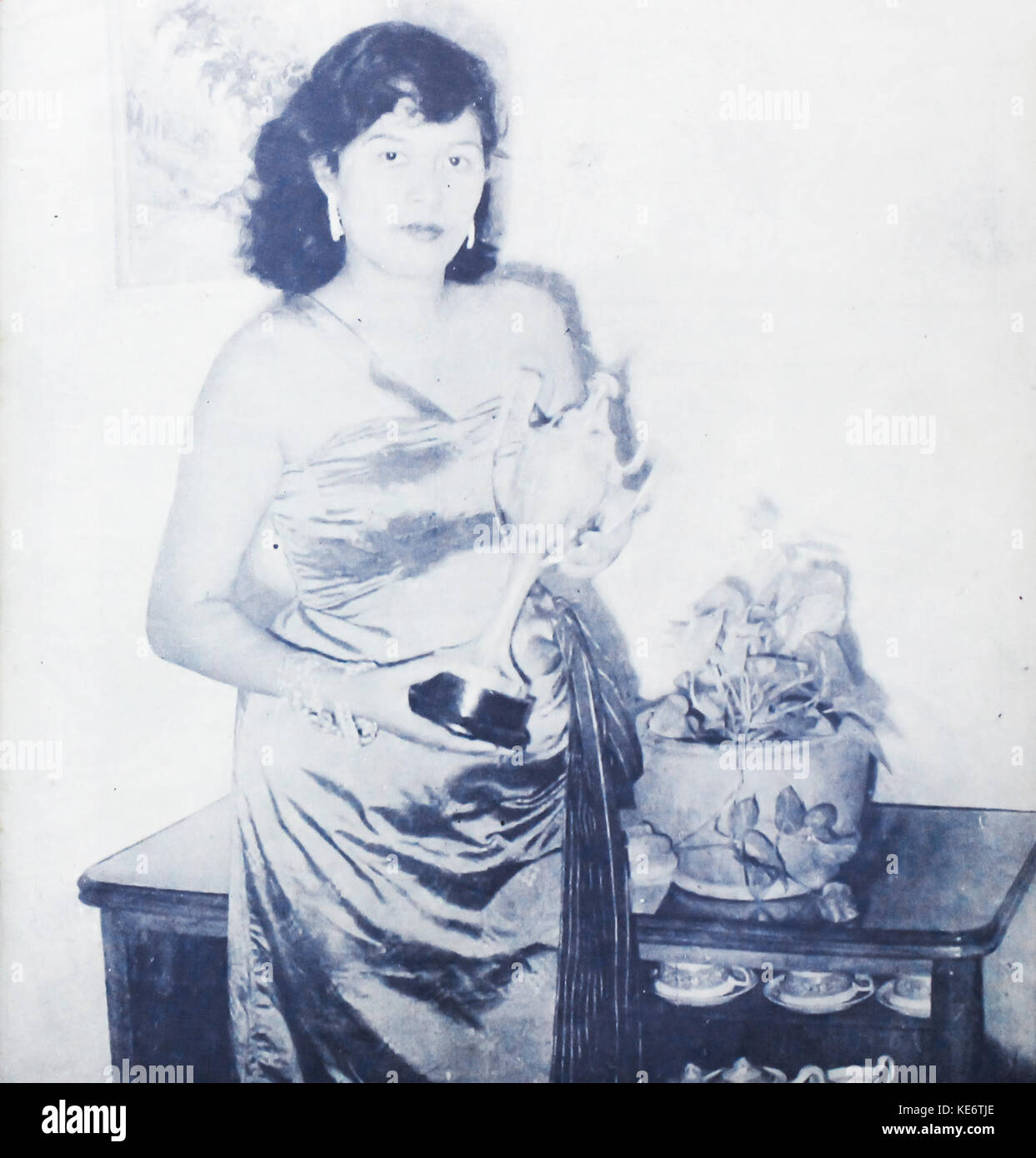 Nana Mayo with trophy Dunia Film 15 Jul 1954 p1 Stock Photo - Alamy
