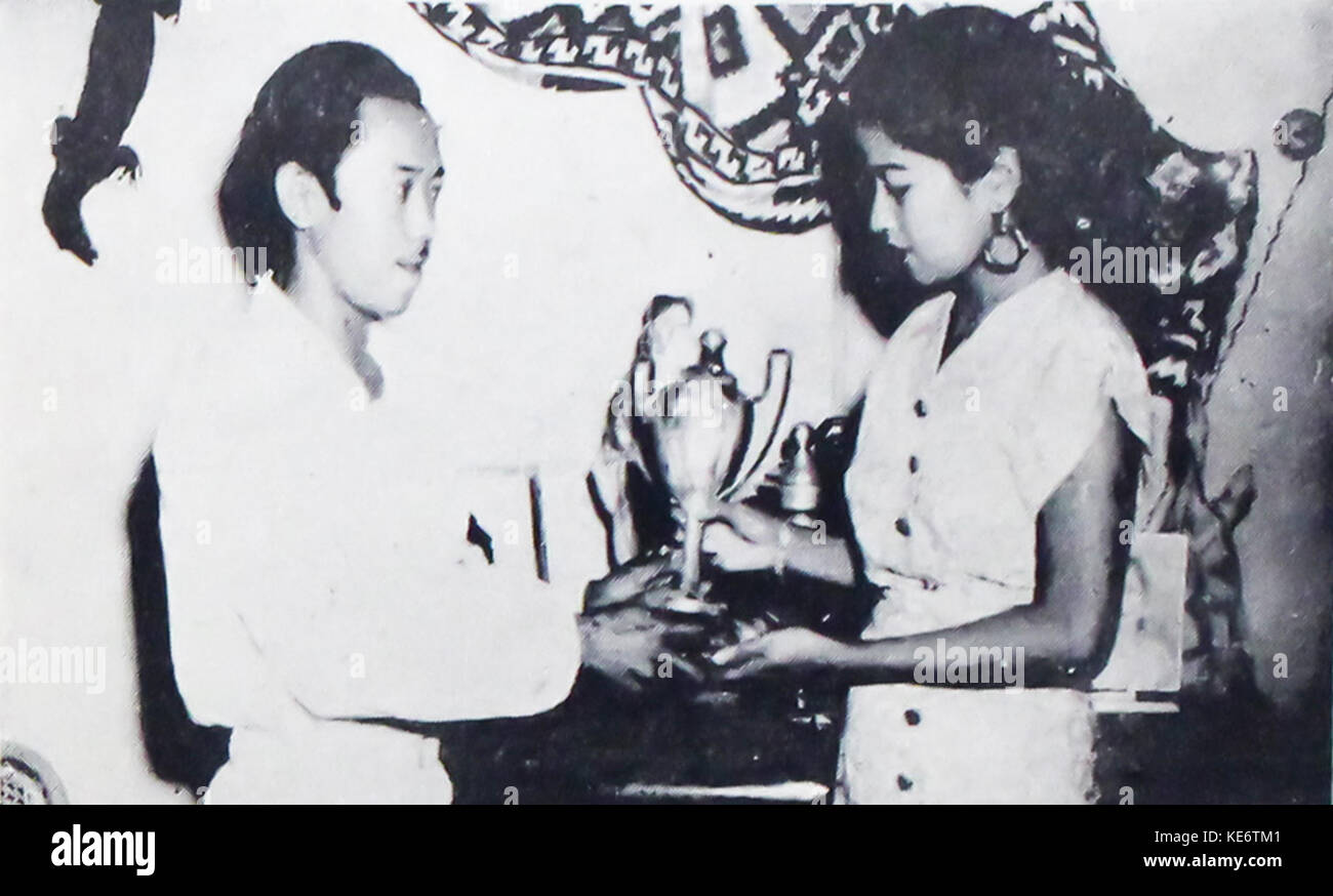 Wisjnu Mouradhy giving Titien Sumarni her Dunia Film Award Dunia Film 1 Aug 1954 p5 Stock Photo