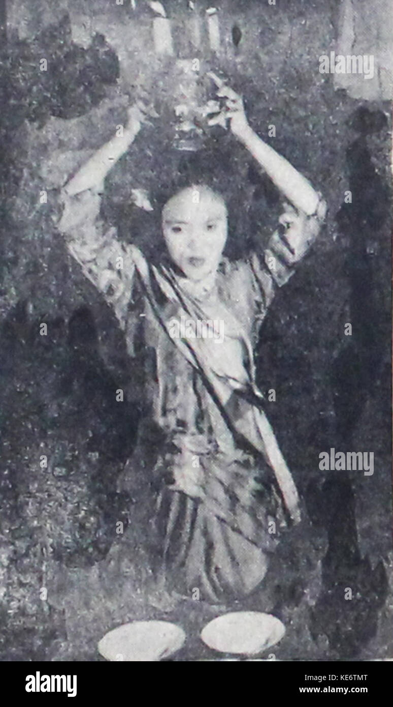Djuriah, a Tari Piring dancer Dunia Film 15 Aug 1954 p10 Stock Photo