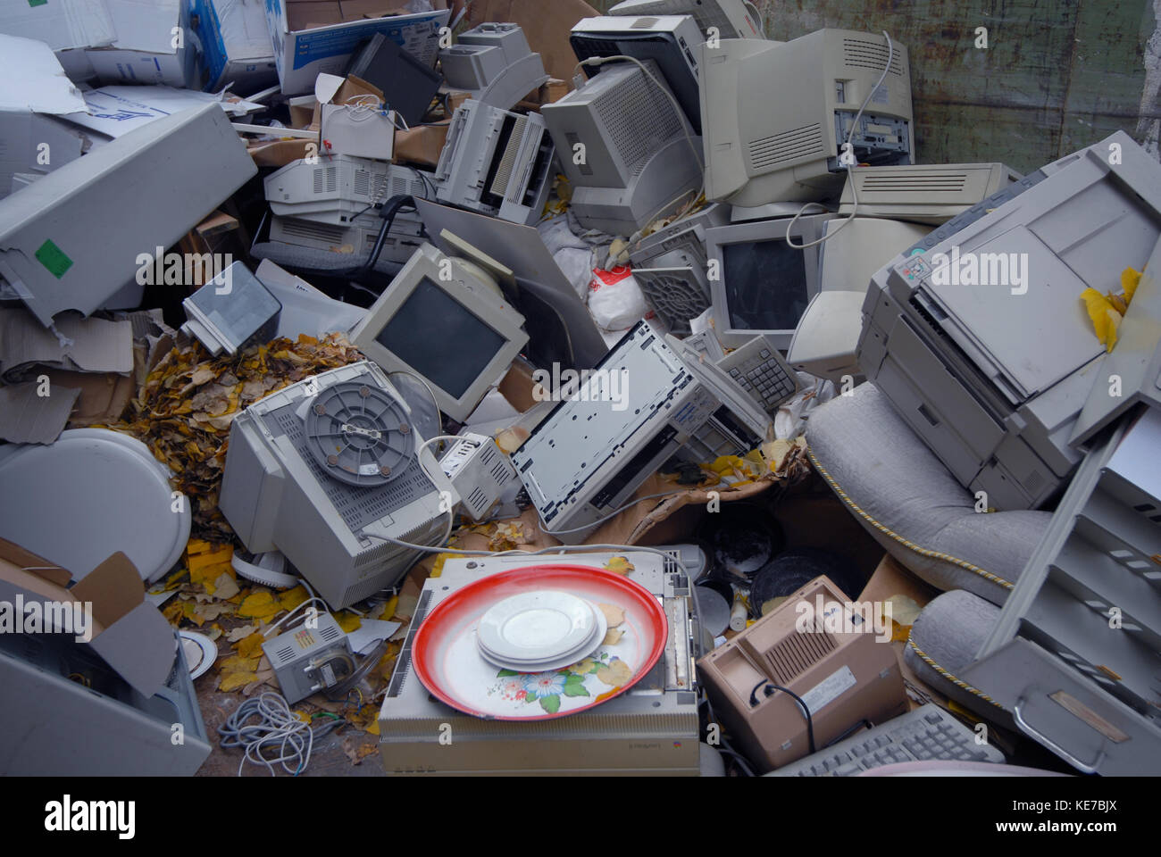 COMPUTER THROWN IN THE BIN - COMPUTER END OF LIFE - URBAN BIN - COMPUTER GARBAGE - OFFICE BIN - HARDWARE OBSOLESCENCE © Frédéric BEAUMONT Stock Photo