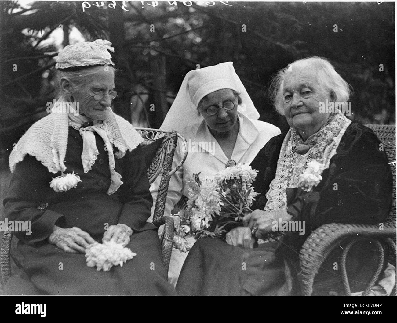Very old women hi-res stock photography and images - Alamy
