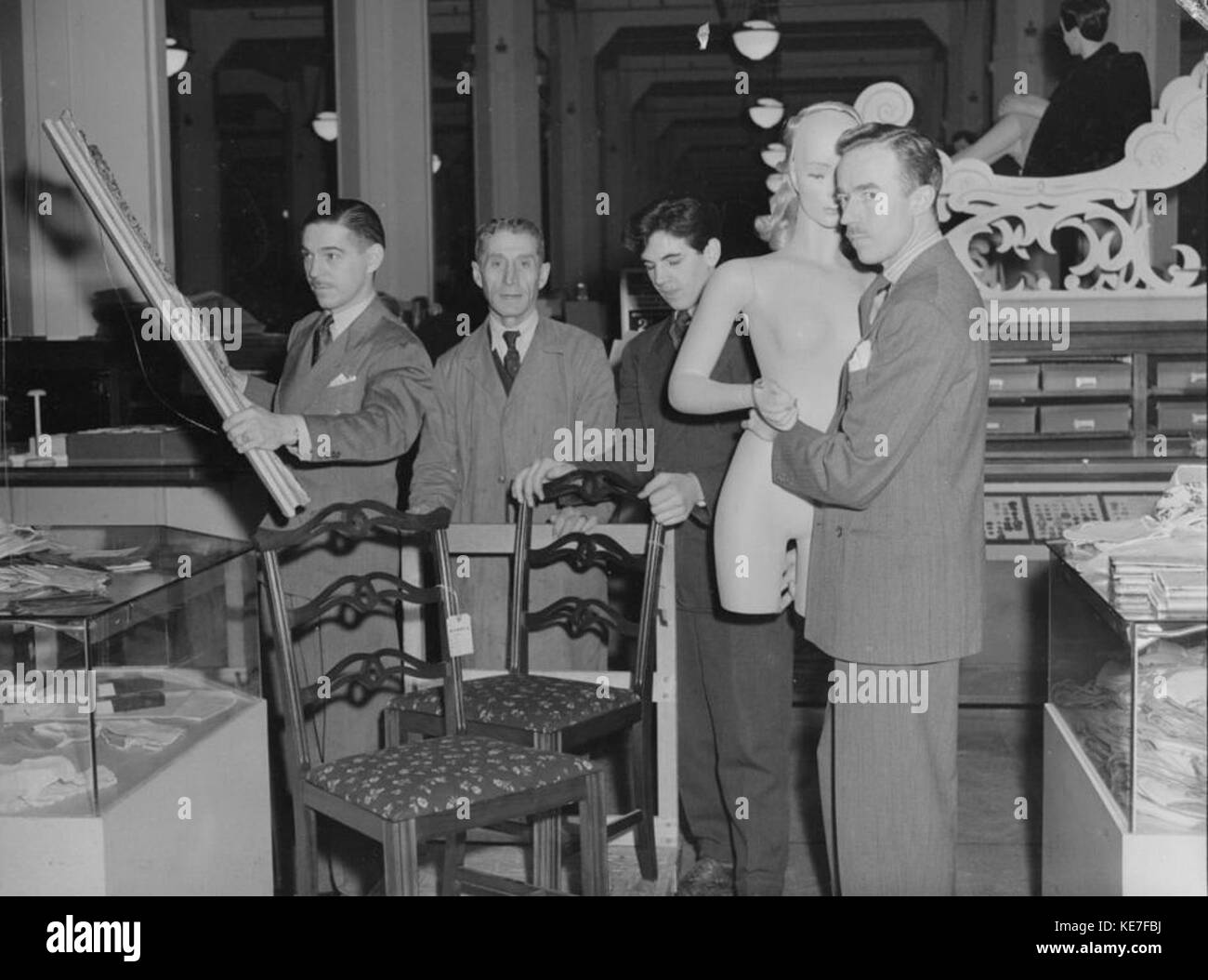 Early 1900s department store window Black and White Stock Photos ...