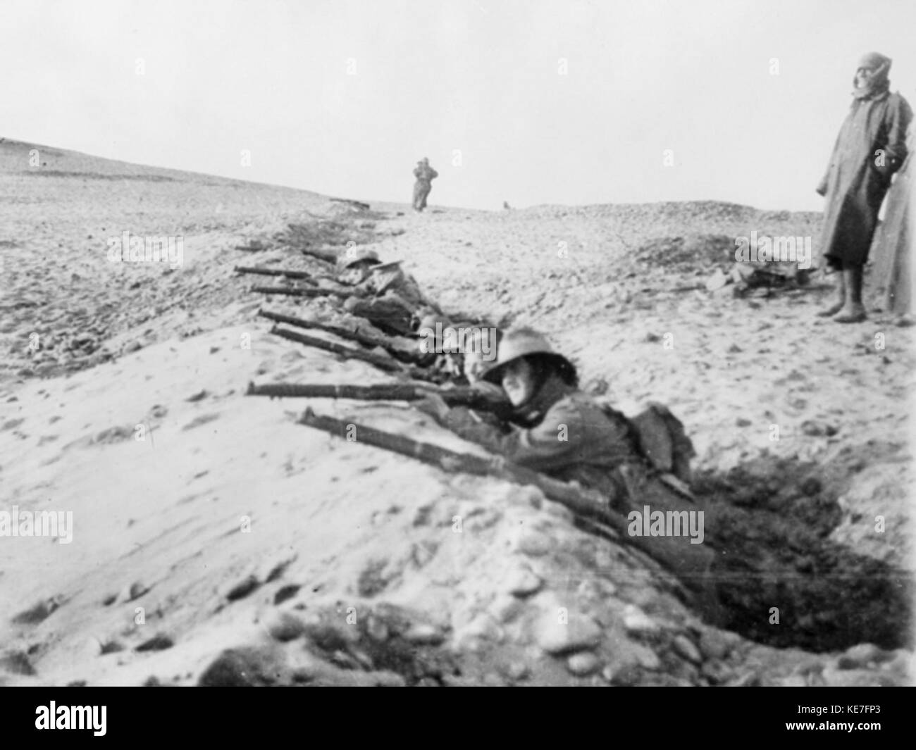 Australian 1st Battalion soldiers undertaking muskety training near Mena in March 1915 Stock Photo