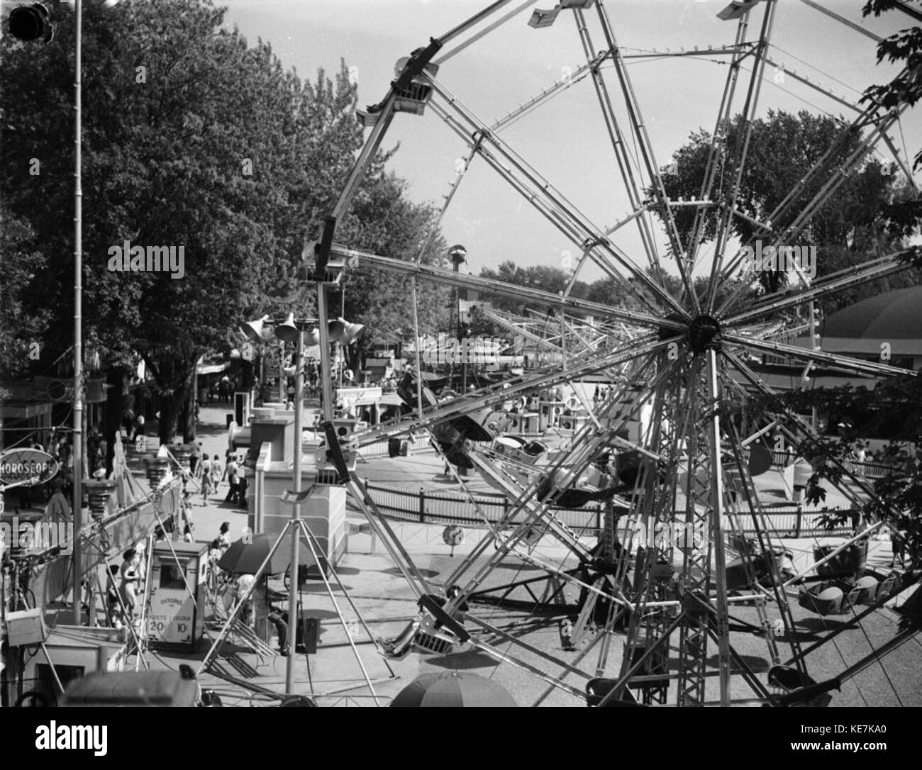 Canada amusement park Black and White Stock Photos & Images - Alamy